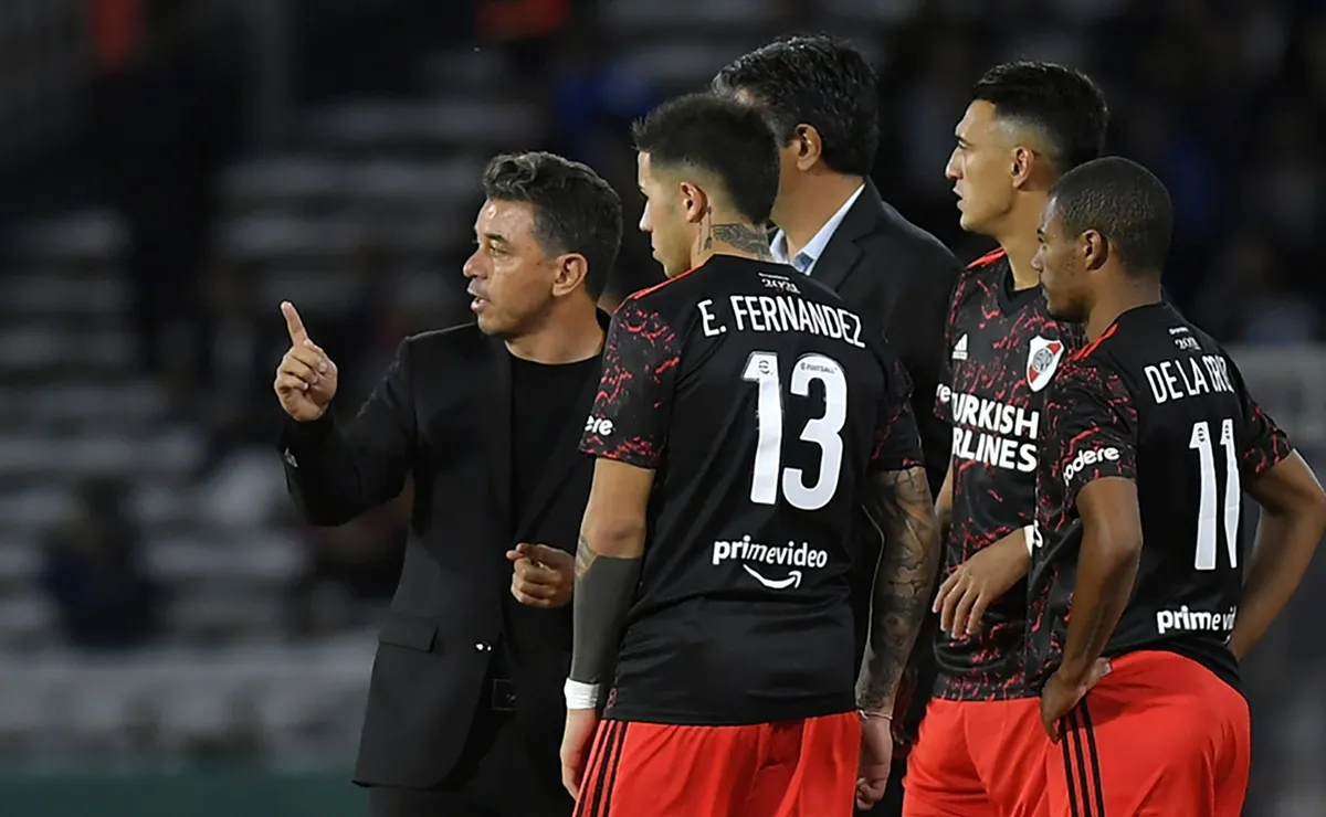 Suárez recibe una indicación de Gallardo junto a Enzo Fernández y Nicolás de la Cruz.