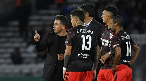 Suárez recibe una indicación de Gallardo junto a Enzo Fernández y Nicolás de la Cruz.