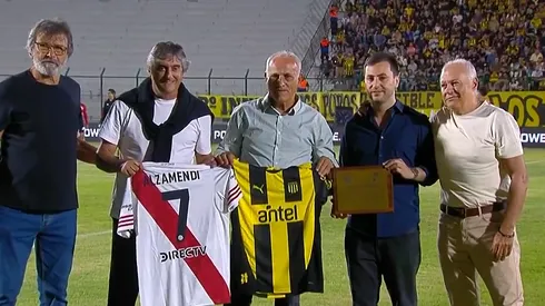 Alzamendi junto a Stefano Di Carlo, Enzo Francescoli y dirigentes de Peñarol.
