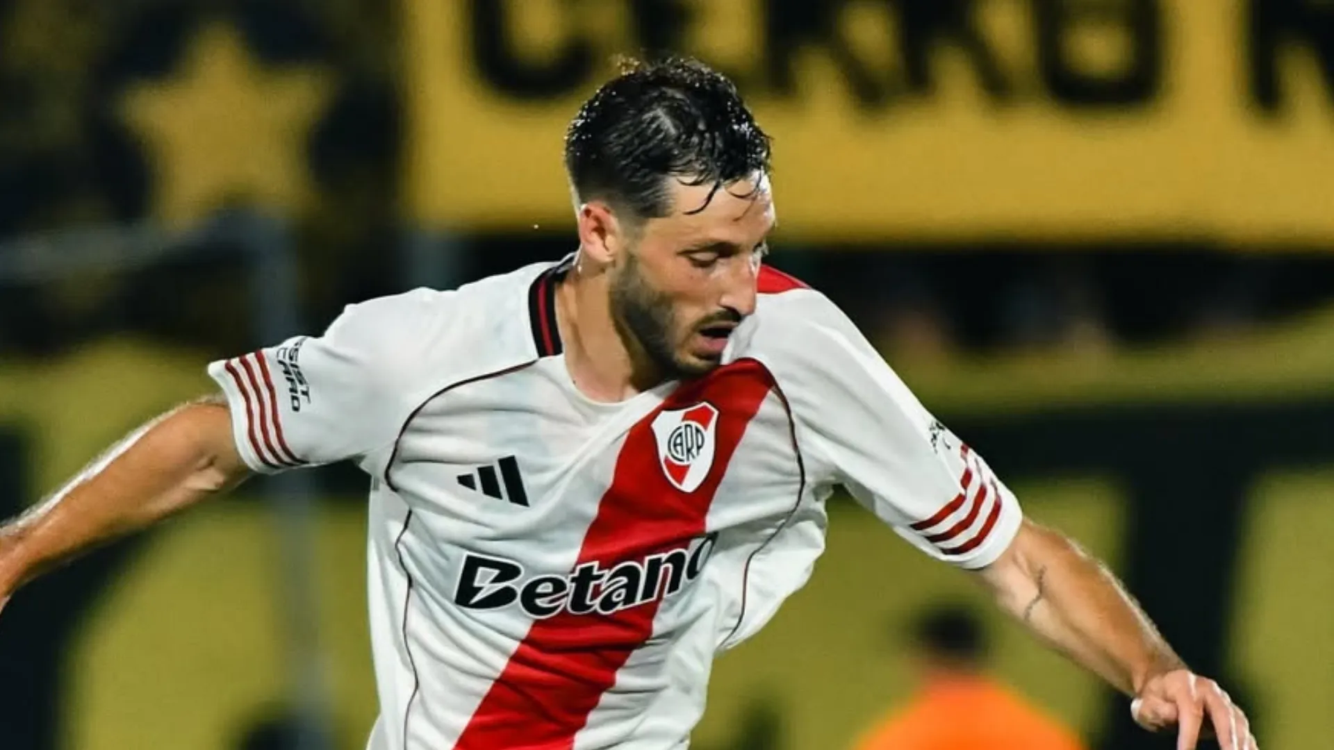 Matías Viña cumplió en sus primeros partidos con River y recibió el respaldo de Vangioni.