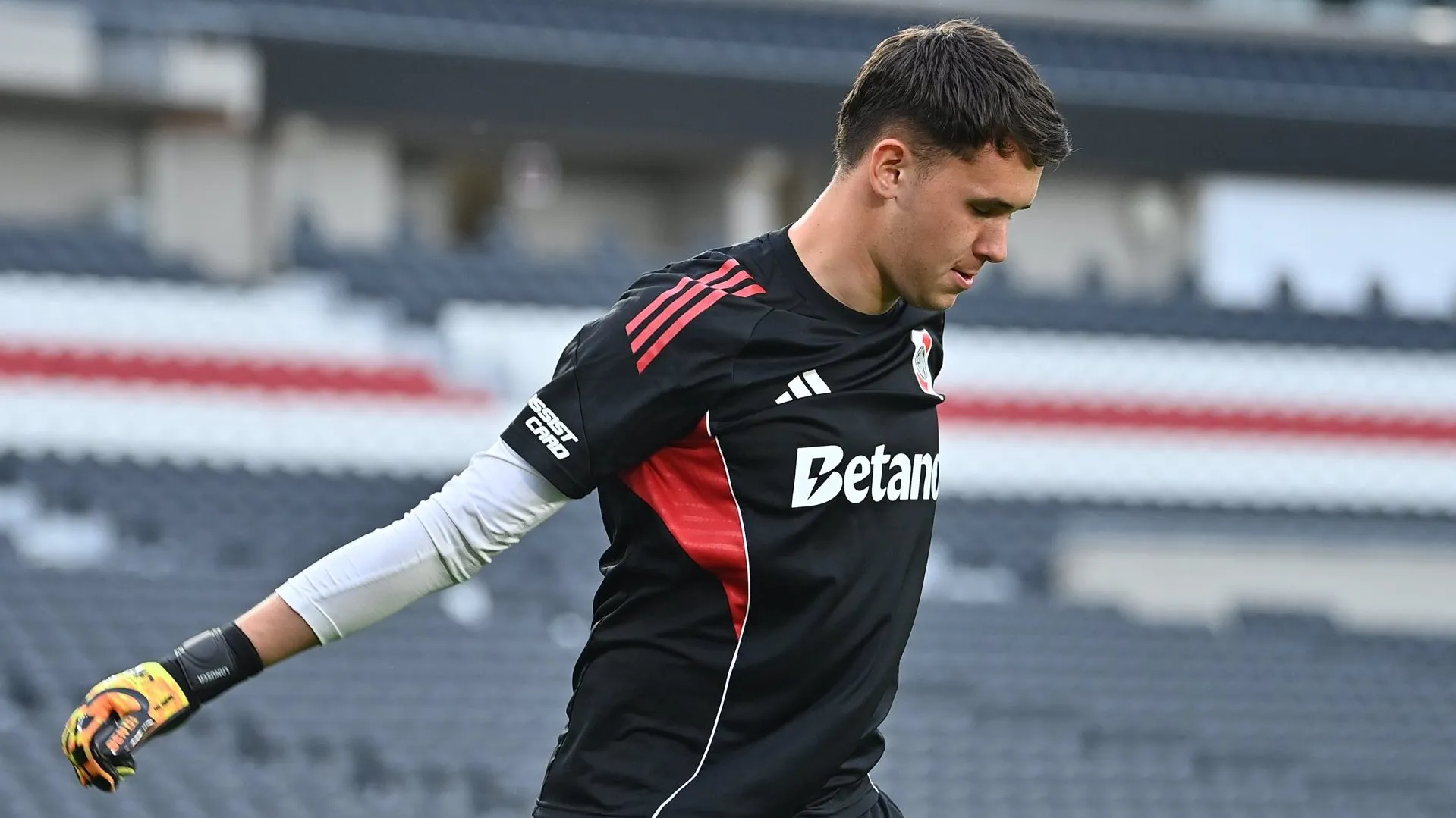 Hizo las inferiores en River, debutó en Reserva en 2025 y ya fue suplente en el primer equipo.