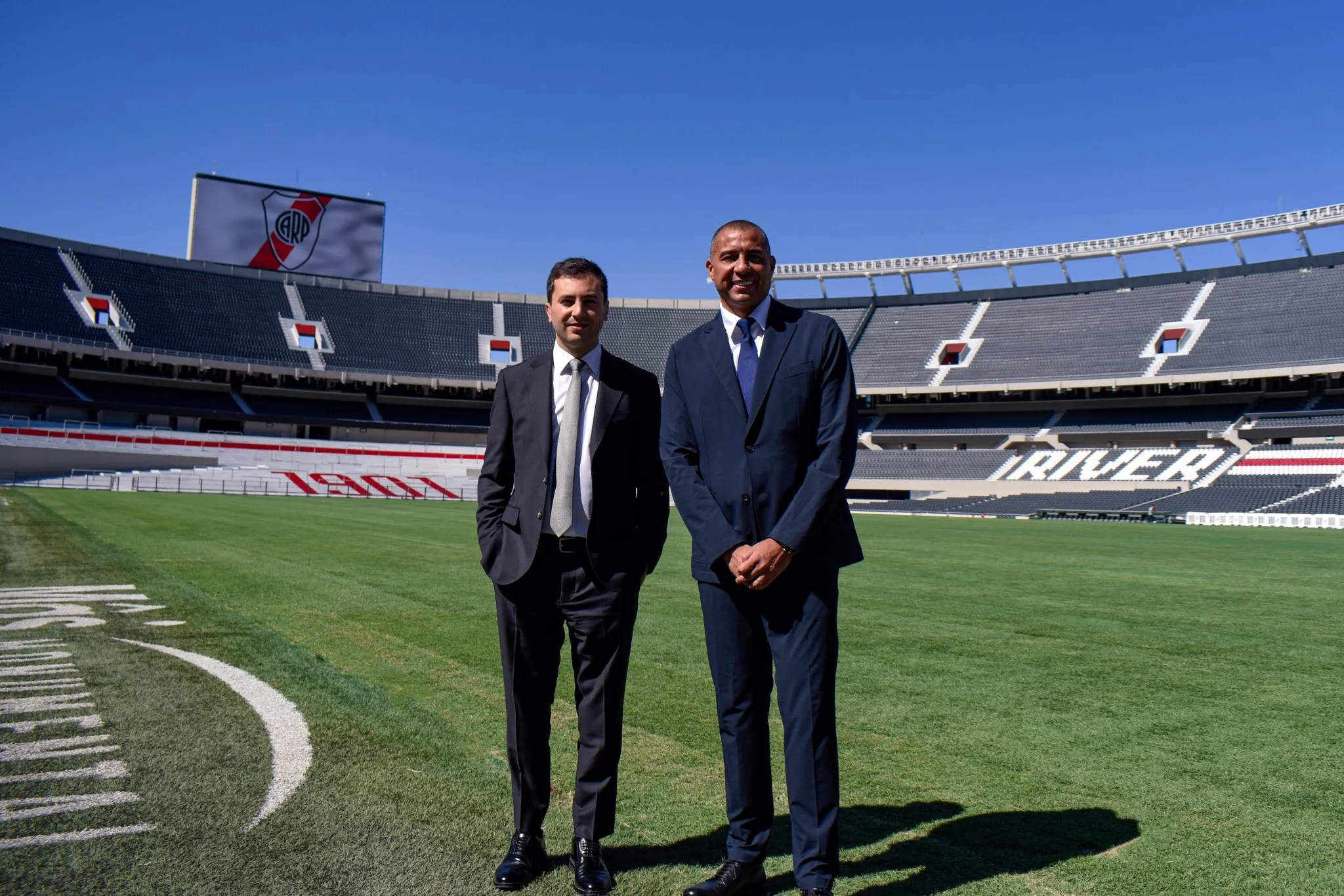 Stefano Di Carlo, presidente de River, y David Trezeguet. (River Plate oficial)