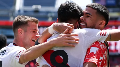 Paulo Díaz festeja durante el Mundial de Clubes 2025 con Maxi Meza y Giuliano Galoppo.