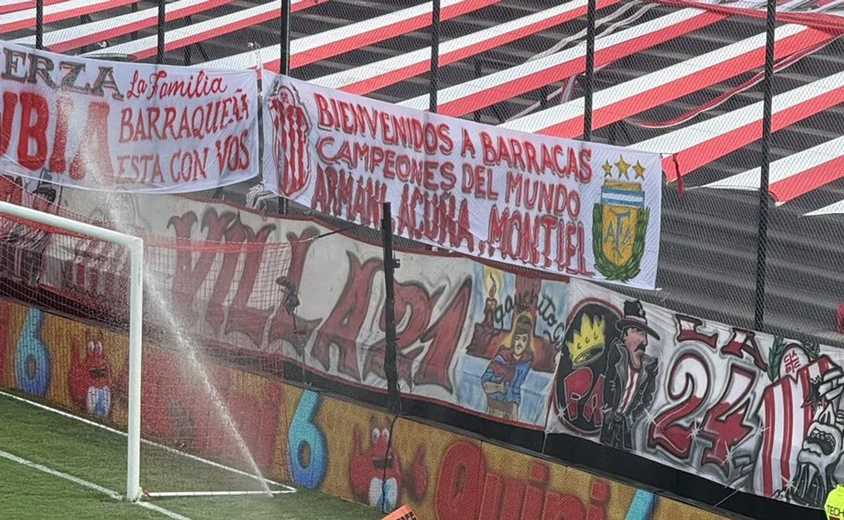 La bandera en homenaje a casi todos los campeones del mundo del plantel de River que colgó la parcialidad de Barracas.