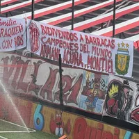 La particular bienvenida de Barracas para River en el Estadio Claudio Tapia: cartel y bandera para los campeones del mundo