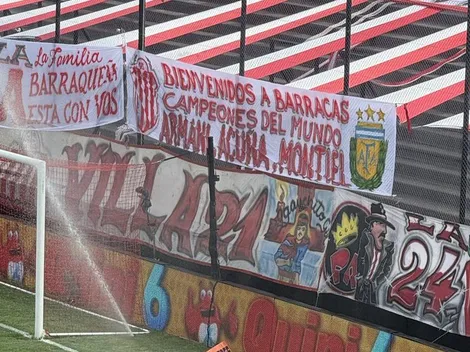 Barracas preparó una particular bienvenida para River en el Estadio Claudio Tapia
