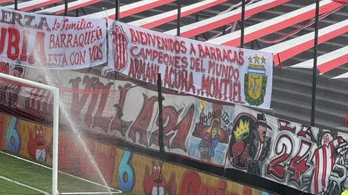 La bandera en homenaje a casi todos los campeones del mundo del plantel de River que colgó la parcialidad de Barracas.