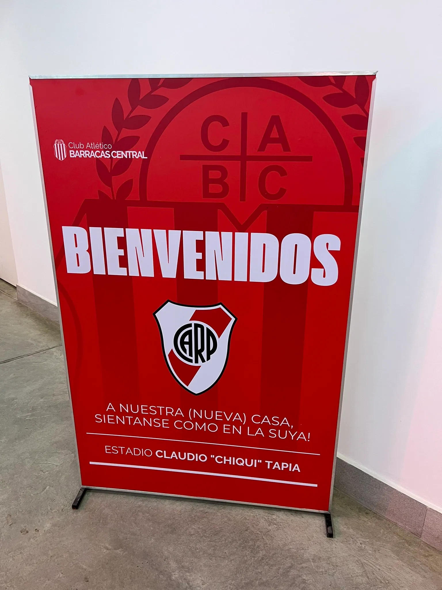 El cartel que colocó Barracas en las afueras del vestuario visitante.