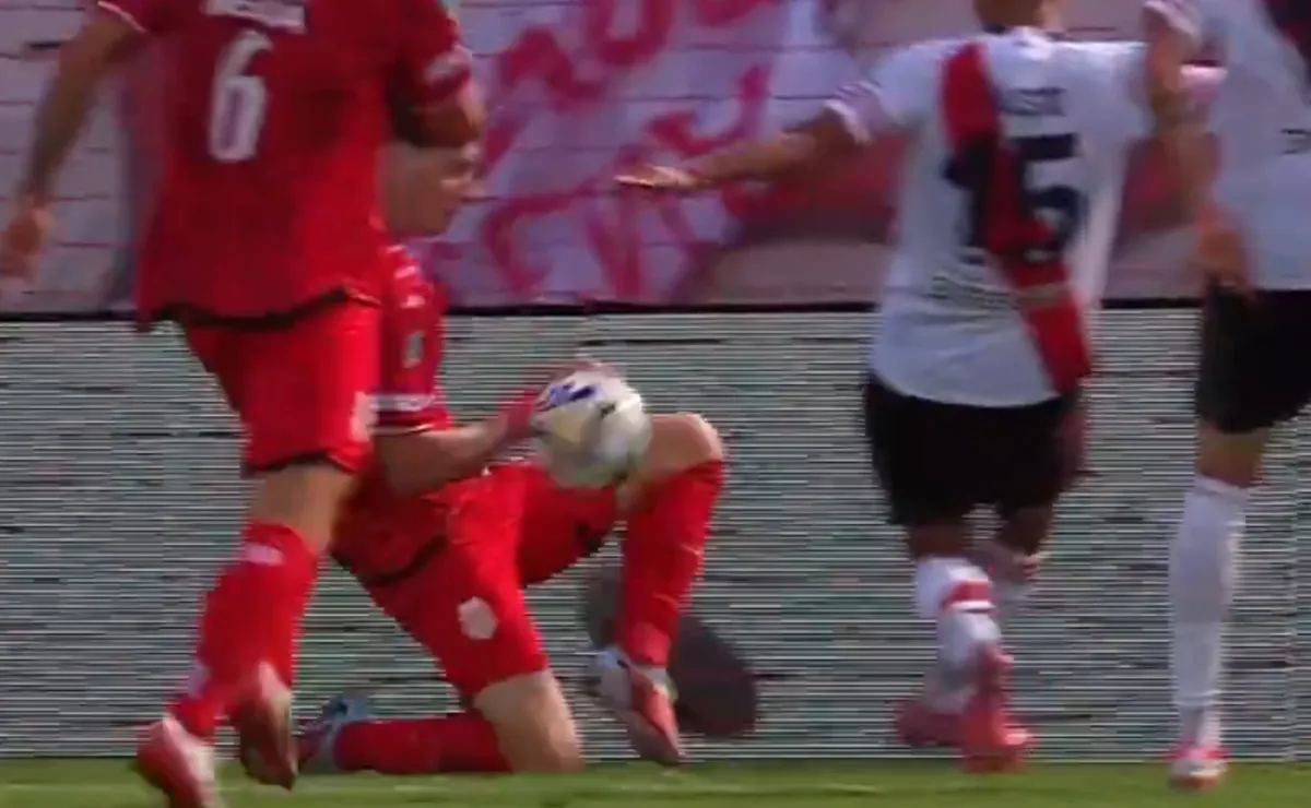 A River no le cobraron un claro penal.