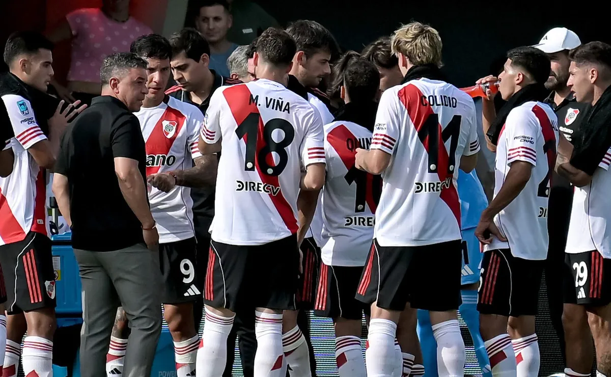 Gallardo habla con los futbolistas durante la victoria frente a Barracas Central por la primera fecha del Apertura.