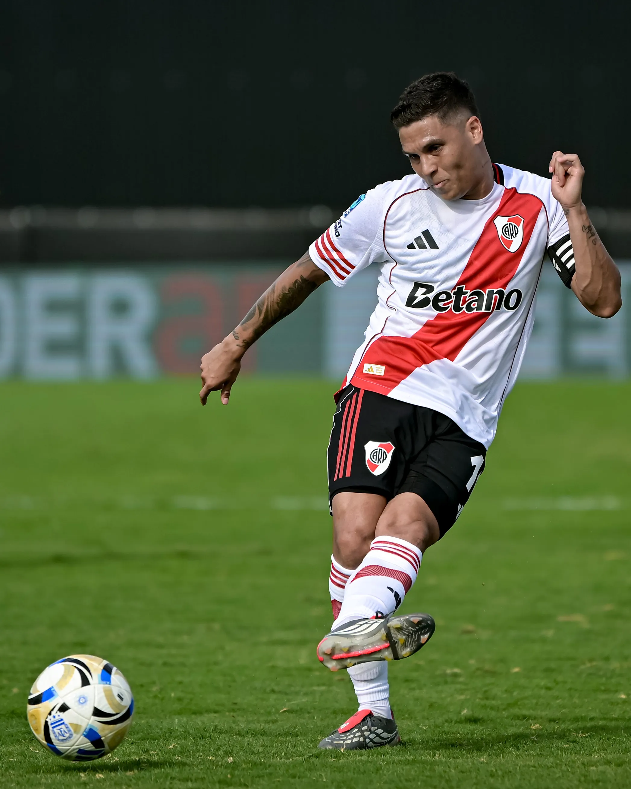 Juanfer asistió a Montiel para el único gol de River en la victoria contrs Barracas. (Getty Images)