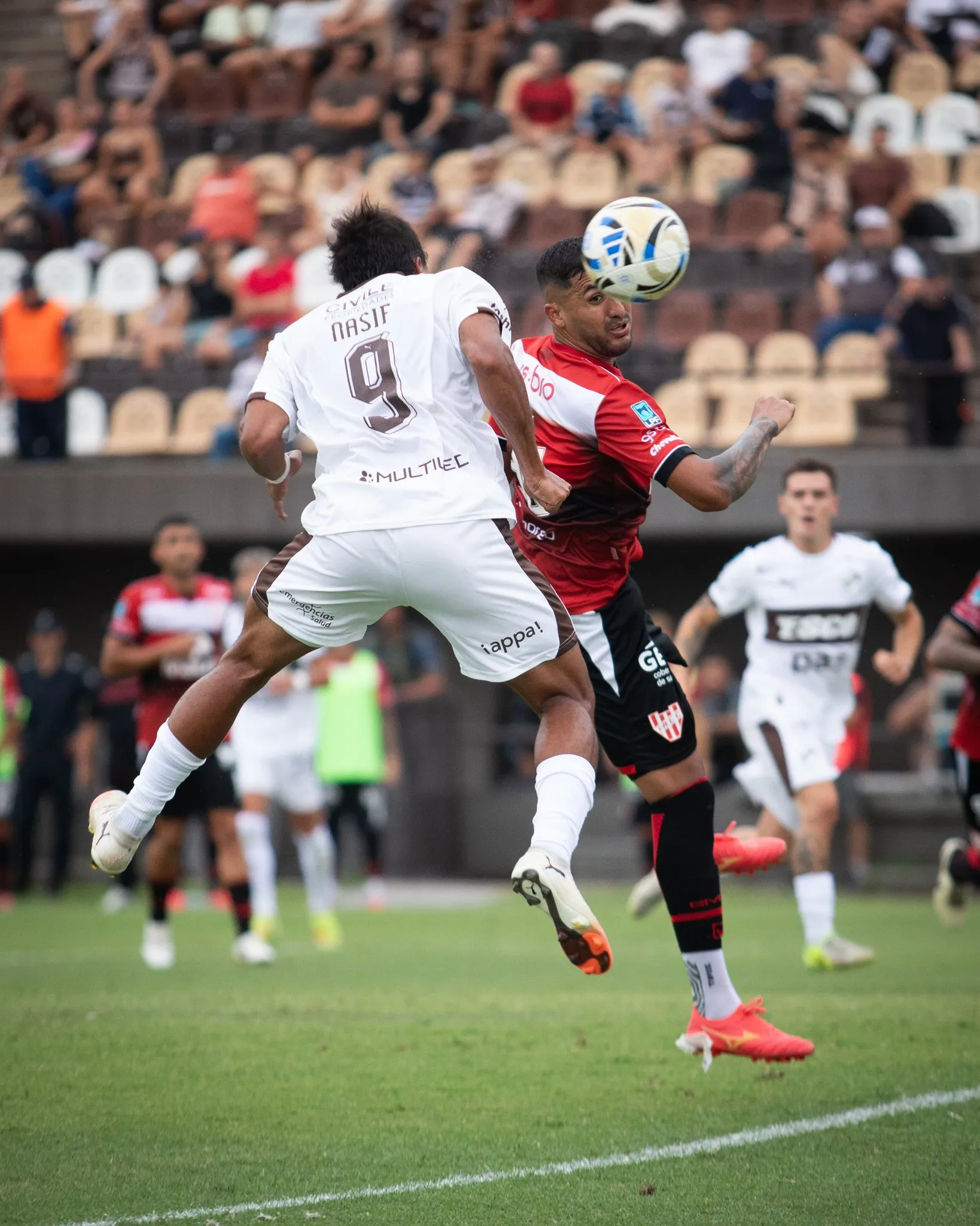 El salto de Nasif para poner el 2-1 de Platense ante Instituto. (Platense oficial)