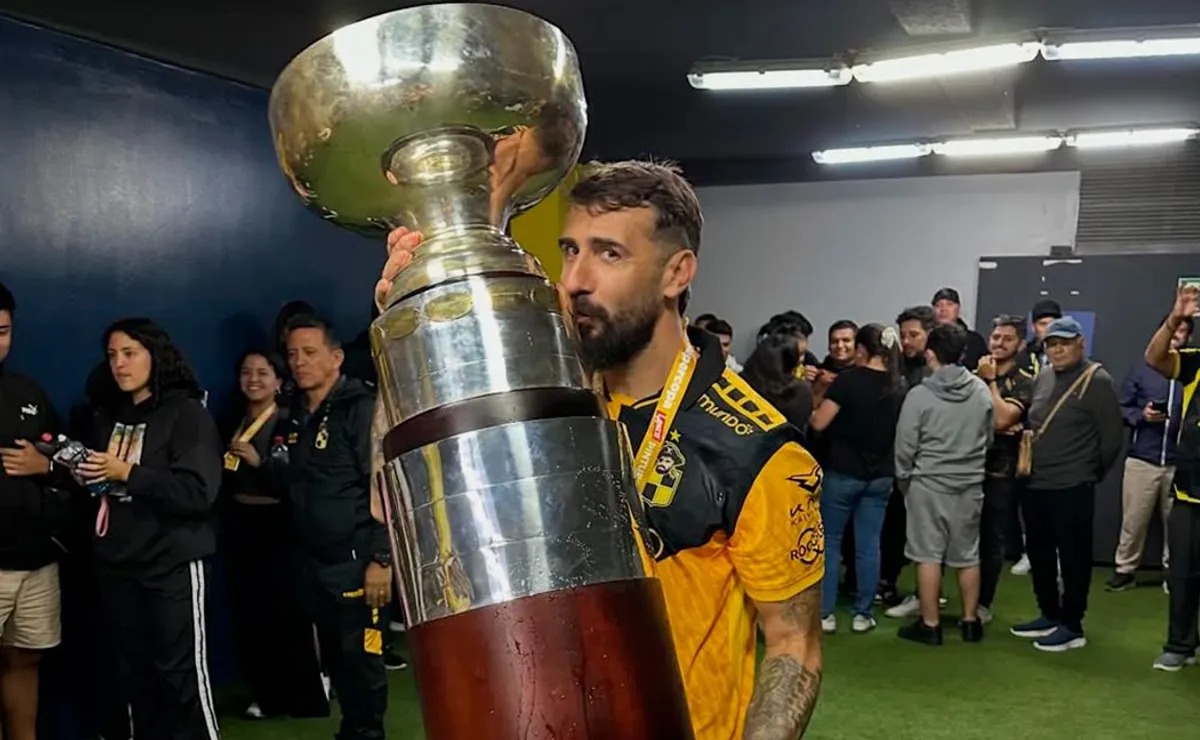 Pratto con la Supercopa que ganó tras llegar a Coquimbo Unido.