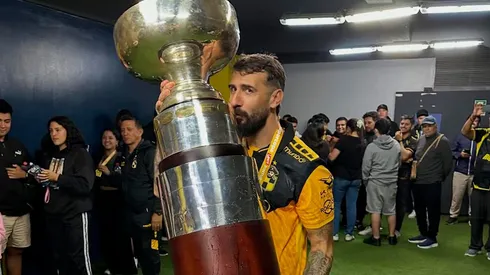 Pratto con la Supercopa que ganó tras llegar a Coquimbo Unido.