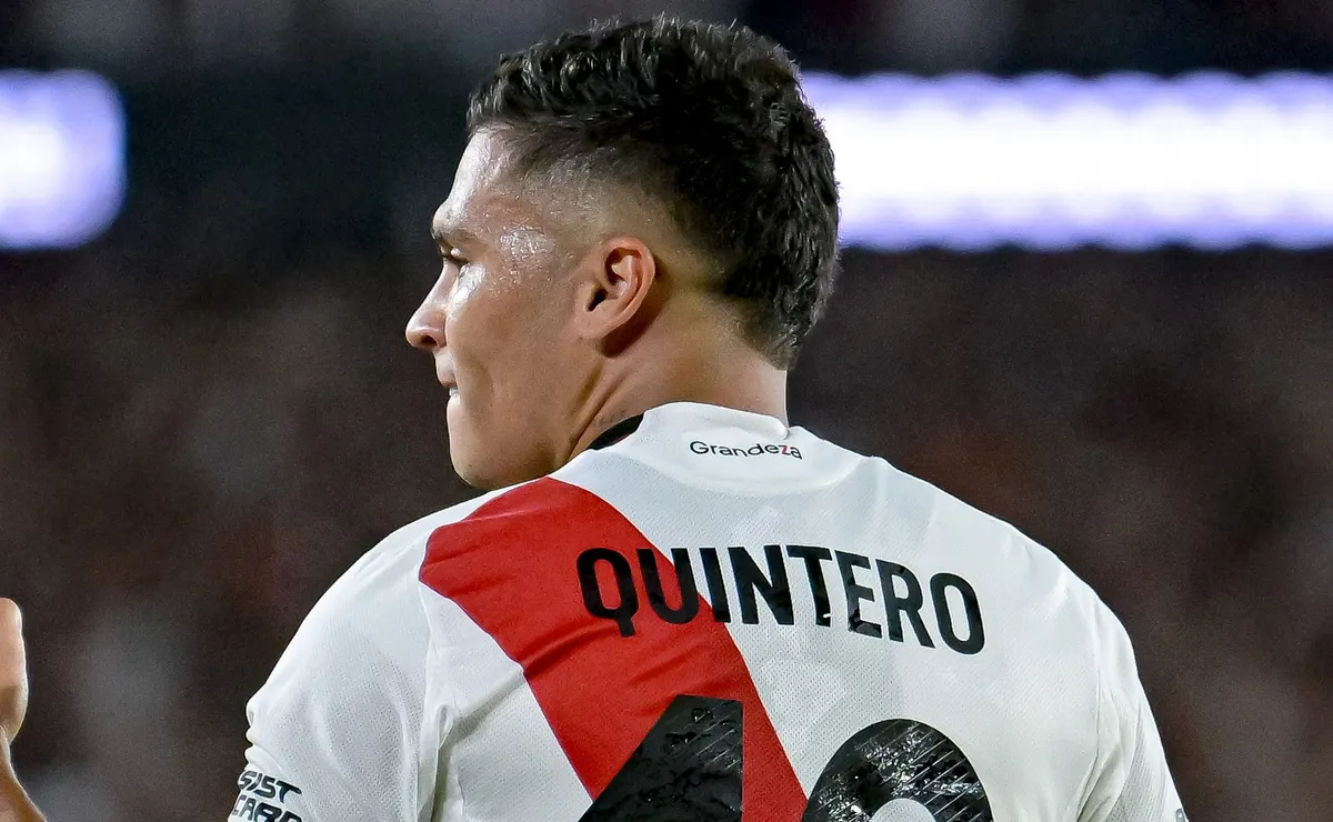Juanfer disputó 120 partidos, anotó 22 goles y entregó 19 asistencias con el Manto Sagrado a lo largo de sus tres ciclos.