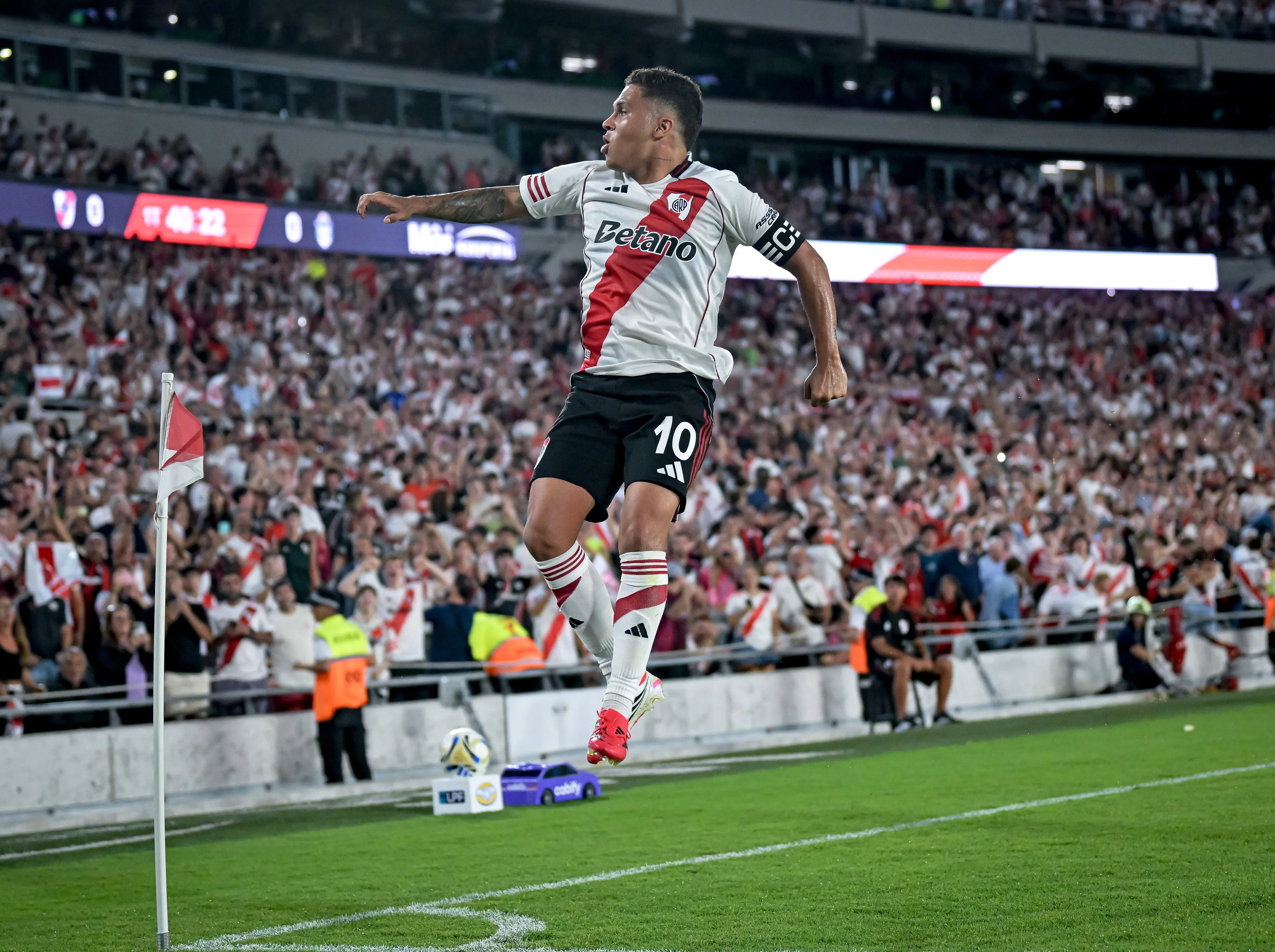 Juanfer anotó los dos goles de la victoria parcial de River. (Getty Images)