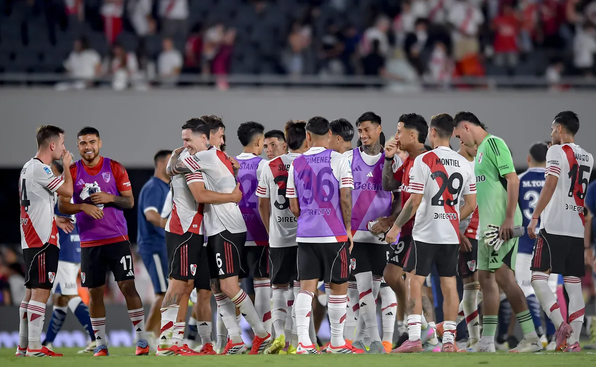 Reprobación de los hinchas a tres jugadores de River.