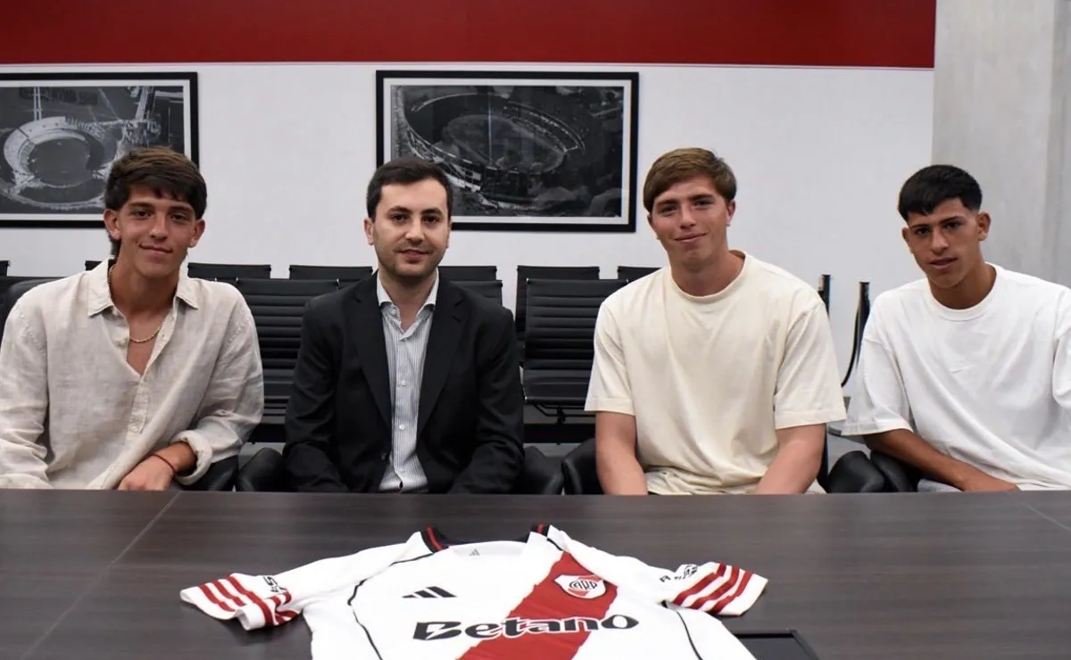 Los tres juveniles que firmaron su primer contrato junto al presidente Stefano Di Carlo.
