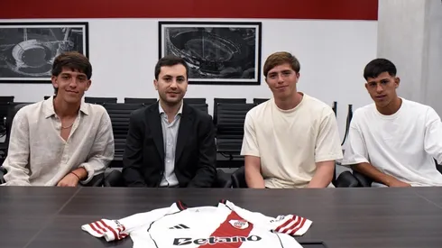 Los tres juveniles que firmaron su primer contrato junto al presidente Stefano Di Carlo.