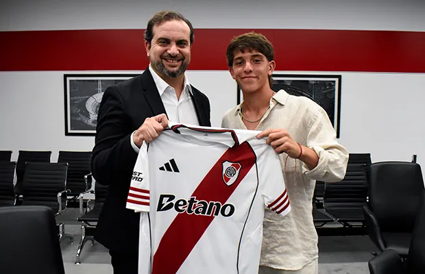 Joaquín Amor, campeón de la Messi Cup, junto a Mariano Barnao, Gerente de Fútbol. (River Plate oficial)