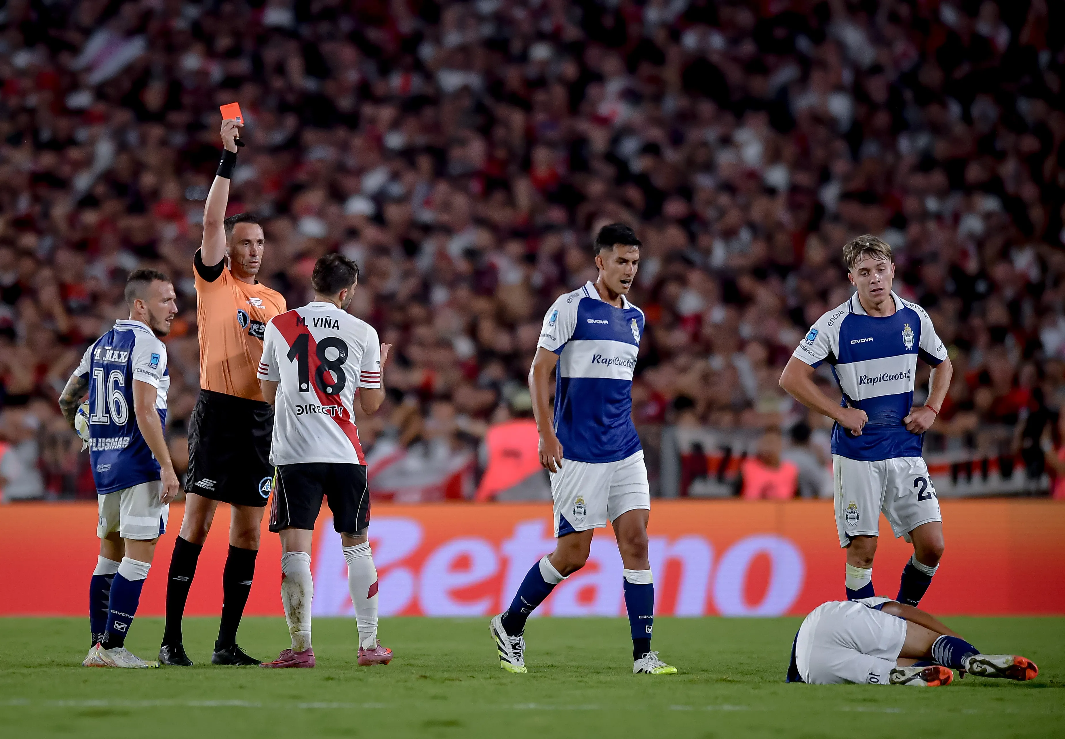 Matías Viña vio la tarjeta roja contra Gimnasia y se perderá el partido con Central. (Getty Images)