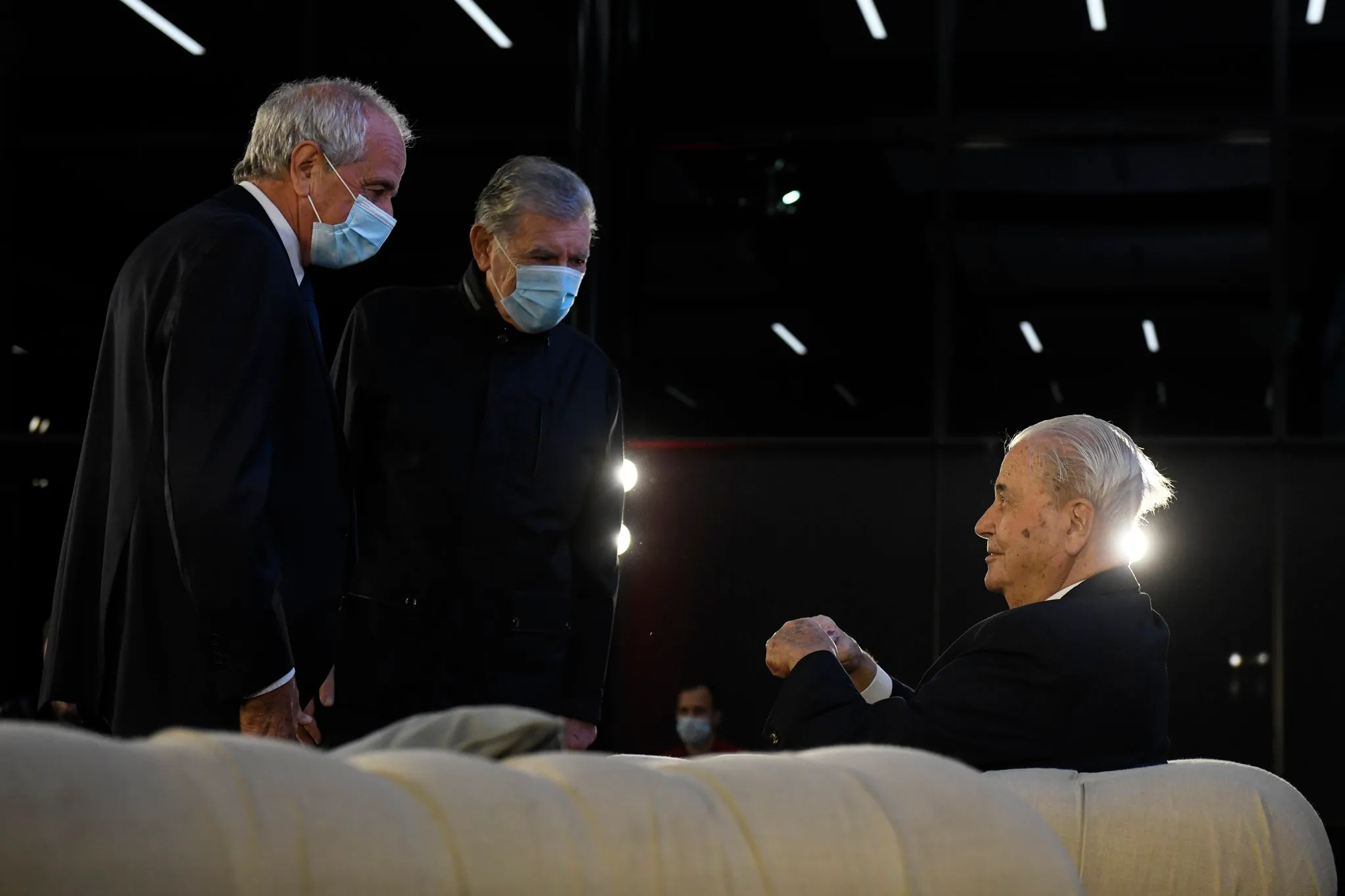 Alfredo Davicce, sentado, participó de un encuentro en 2021 junto a Hugo Santilli y Rodolfo D’onofrio. (River Plate oficial)