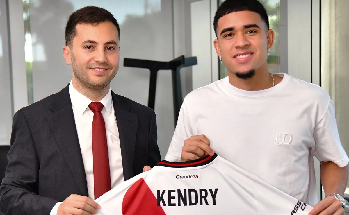 Kendry Páez junto al presidente Stefano Di Carlo.