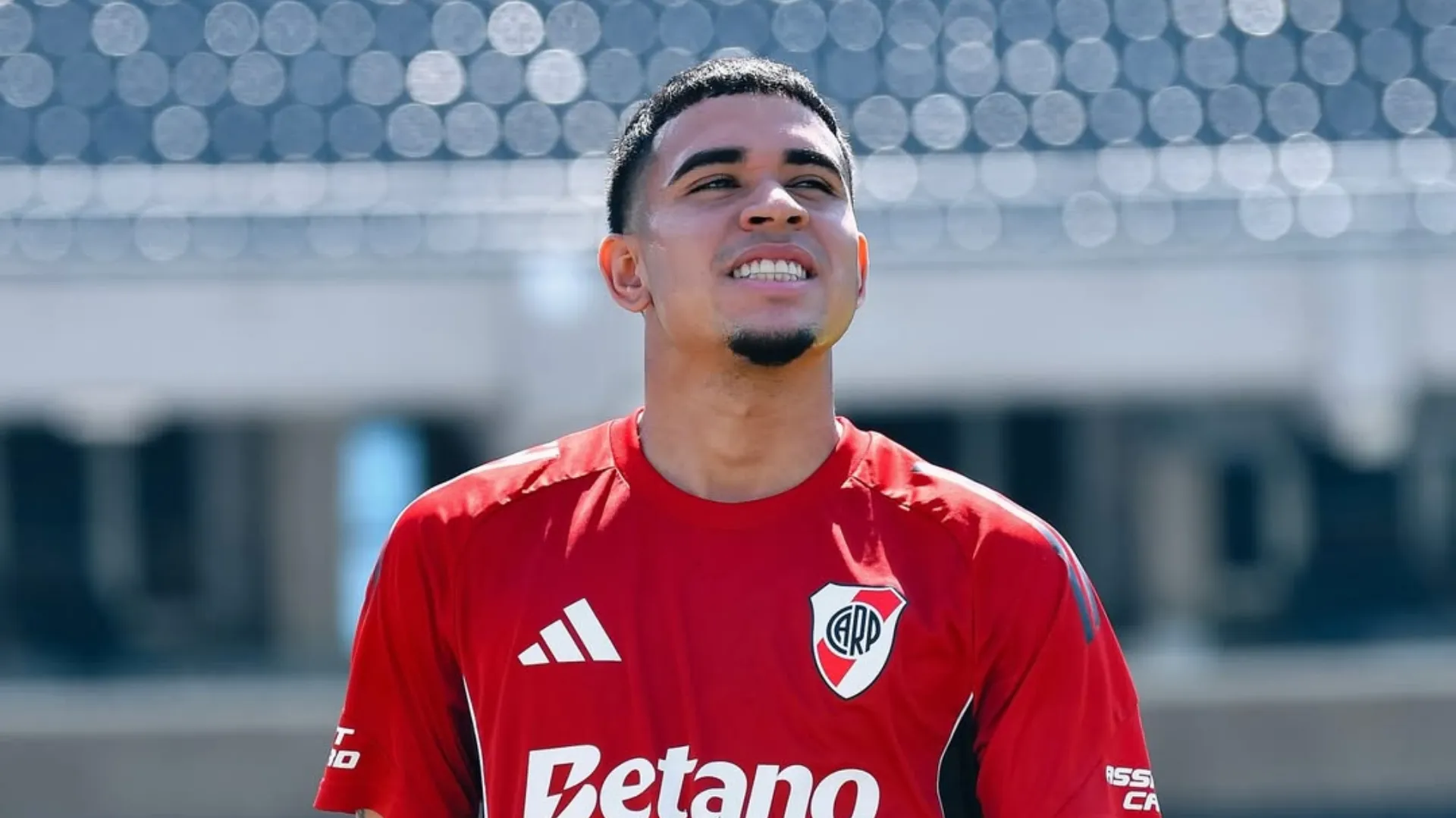 Kendry Páez tuvo su primera práctica en River y promete tener muchos minutos en 2026.