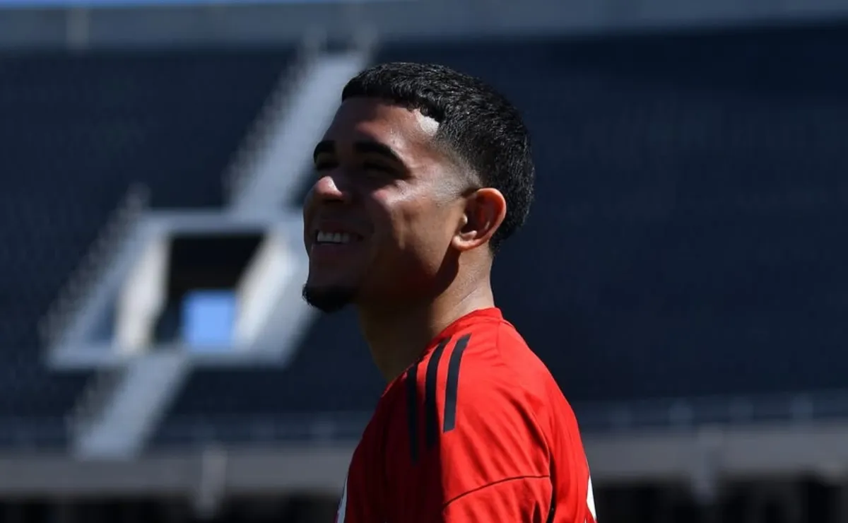 Kendry Páez llegó al país el viernes y firmó con River.