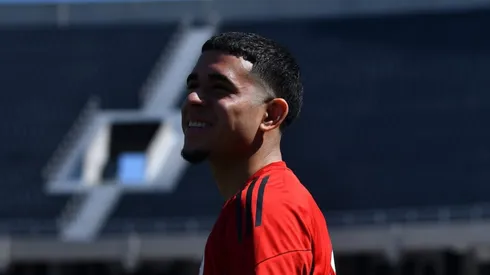 Kendry Páez llegó al país el viernes y firmó con River.