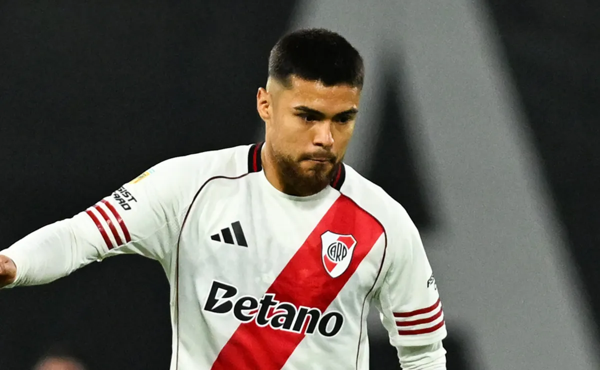 Paulo Díaz vuelve a la titularidad.