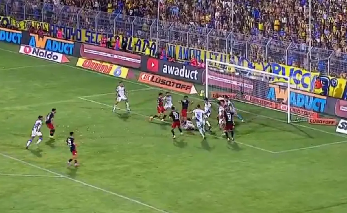Papelón: el penal a Paulo Díaz antes del gol anulado a Driussi que Tello omitió vs. Rosario Central