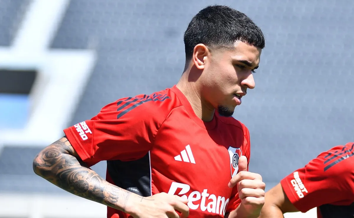 Kendry Páez acumula sus primeras prácticas en River.