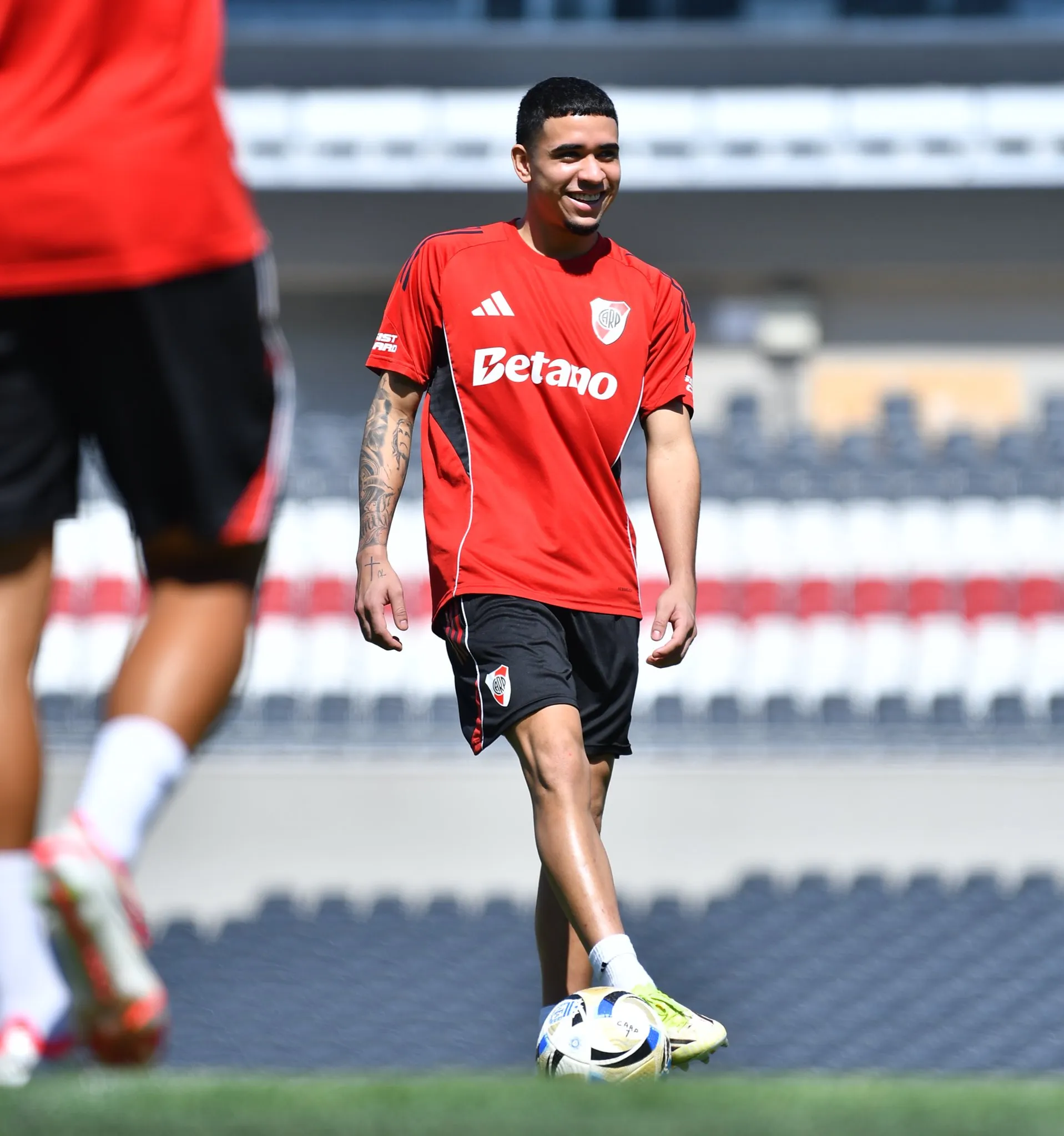 Kendry Páez se entrenó junto al resto de los jugadores que no viajaron a Rosario. (River Plate oficial)