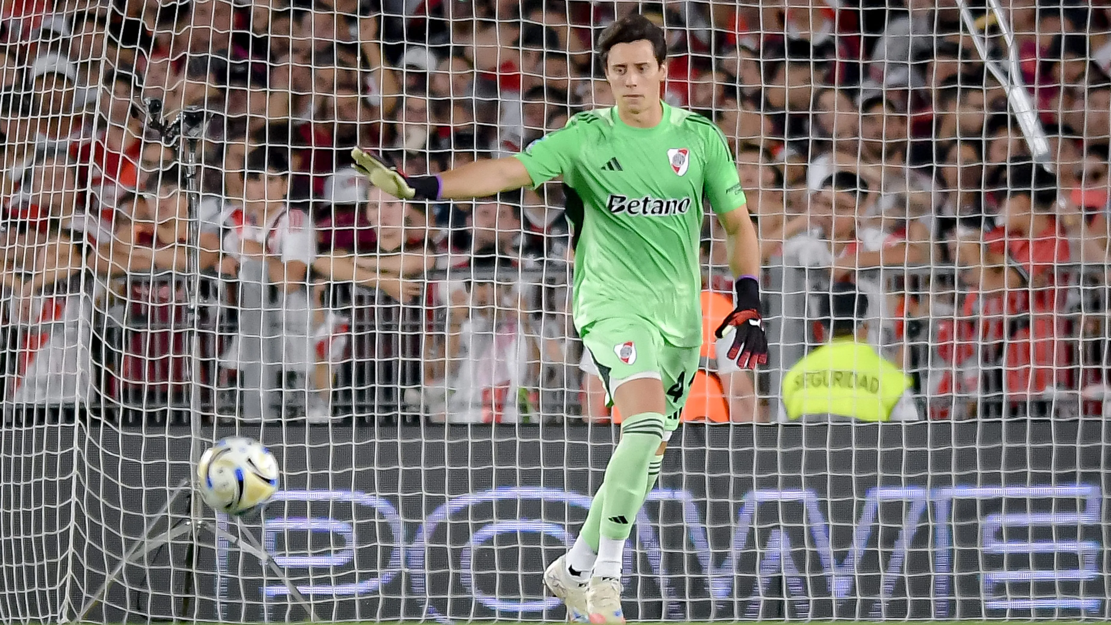 Beltrán seguirá en el arco de River mientras Armani se sigue recuperando.