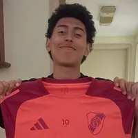 Nació en El Salvador, es mediocampista y se sumó a las inferiores de River: la historia de Enry Hernández