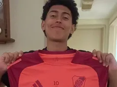 Nació en El Salvador, es mediocampista y se sumó a las inferiores de River