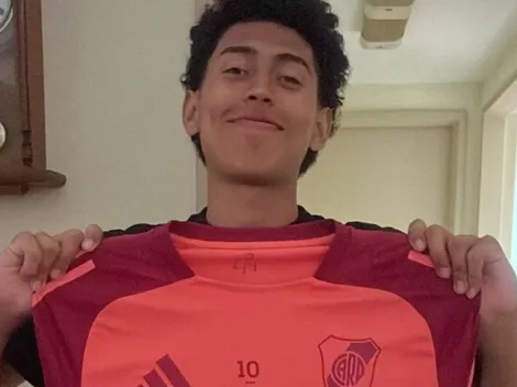 Nació en El Salvador, es mediocampista y se sumó a las inferiores de River