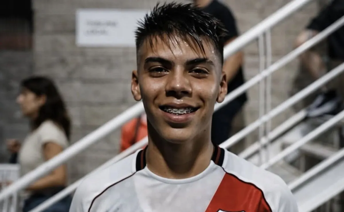 En marzo del 2025, Espíndola firmó su primer contrato profesional con River.