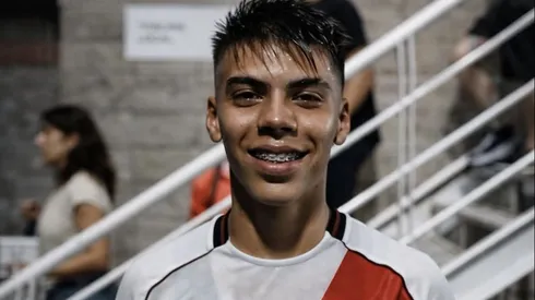 En marzo del 2025, Espíndola firmó su primer contrato profesional con River.