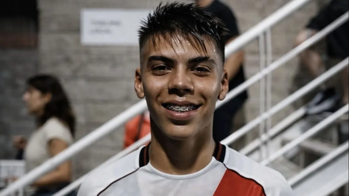 En marzo del 2025, Espíndola firmó su primer contrato profesional con River.