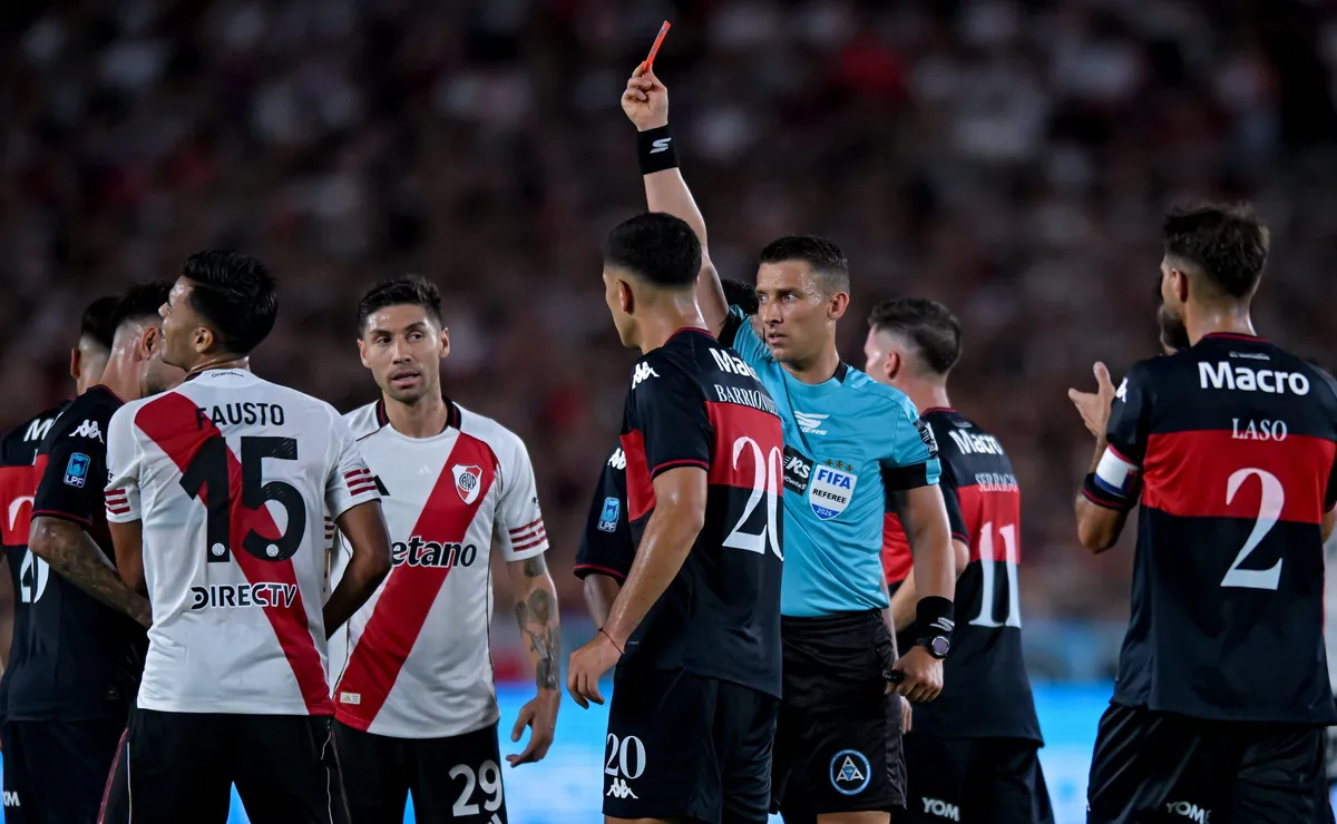 Fausto Vera fue expulsado a los 59 minutos.