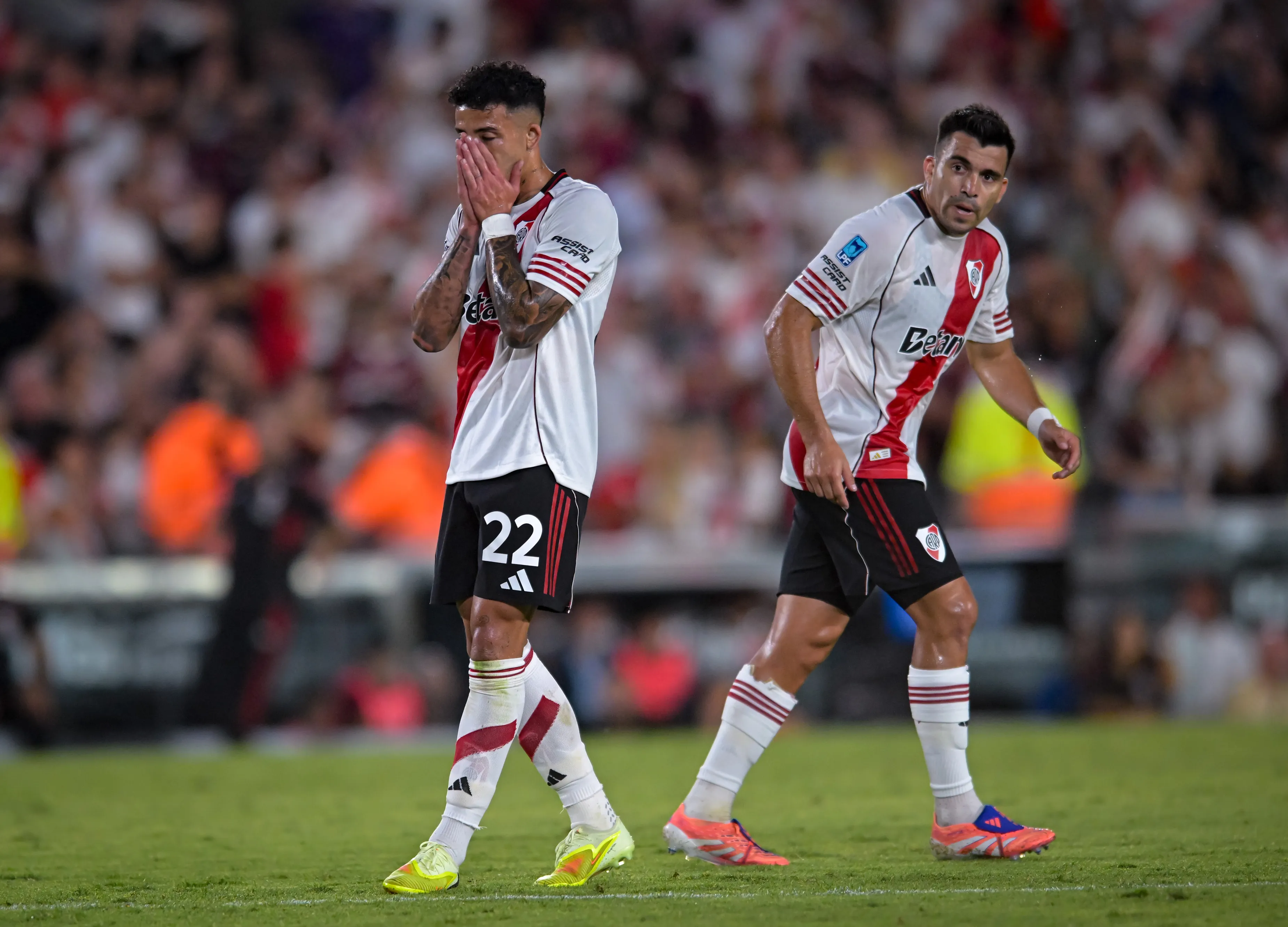 Castaño se lamenta en la derrota de River ante Tigre ante la mirada de Marcos Acuña. (Getty Images)