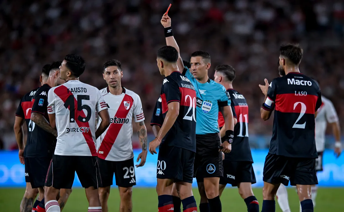El mediocampista vio la roja el sábado.
