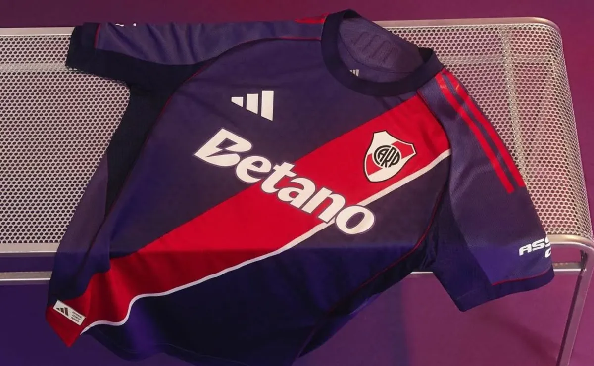 La camiseta violeta que presentó River.