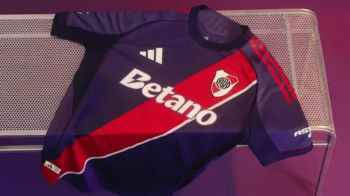 La camiseta violeta que presentó River.
