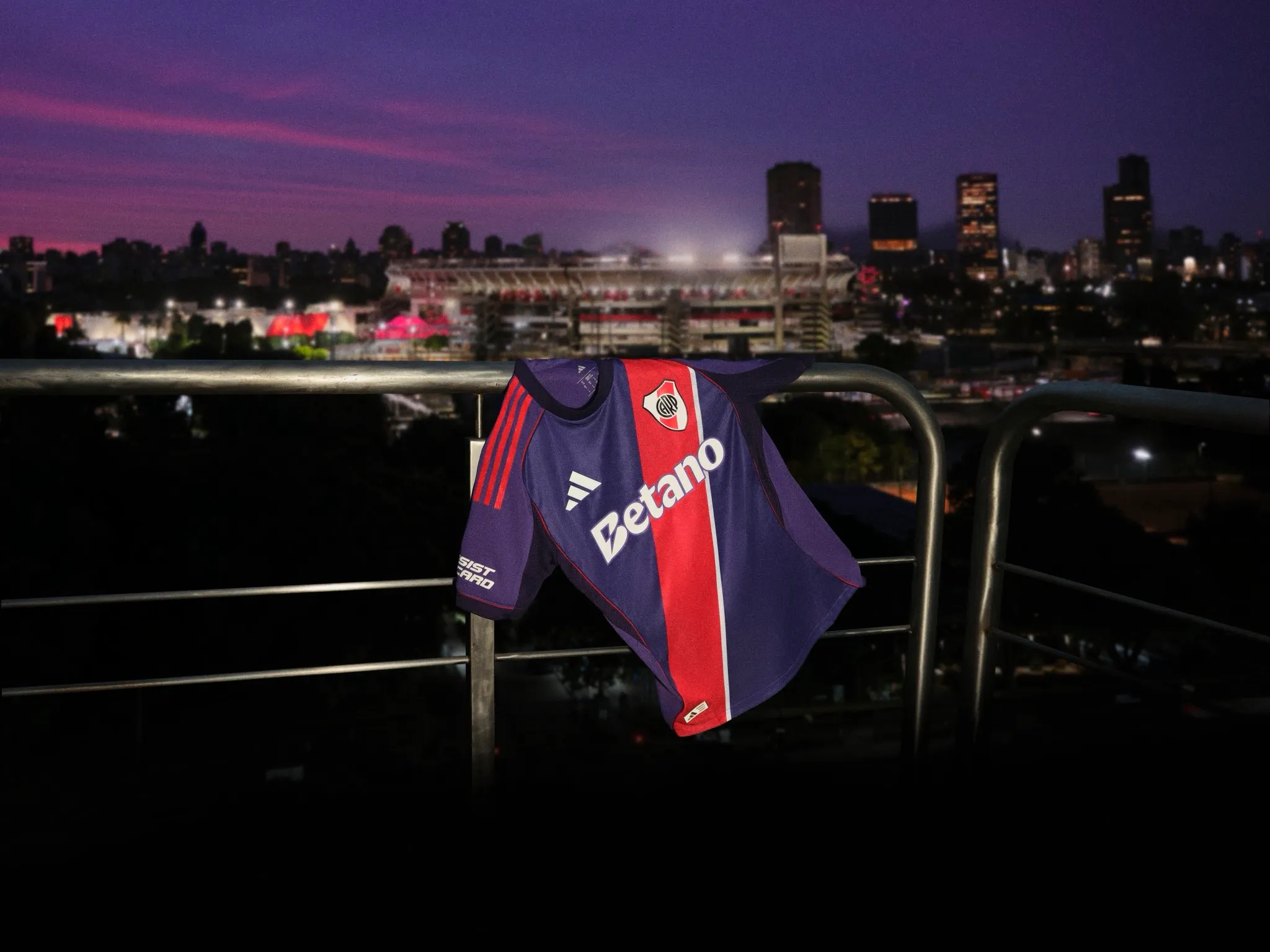 Así es la nueva camiseta alternativa de River.