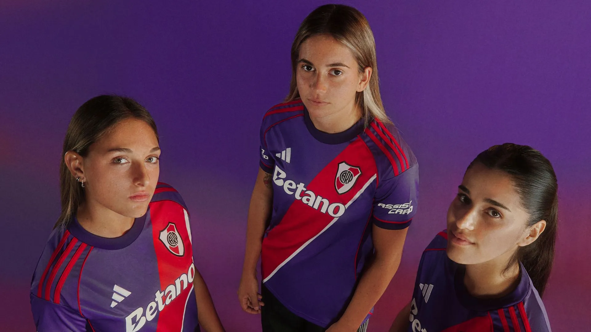 Parte del plantel femenino del CARP también presentó el manto sagrado. (adidas)