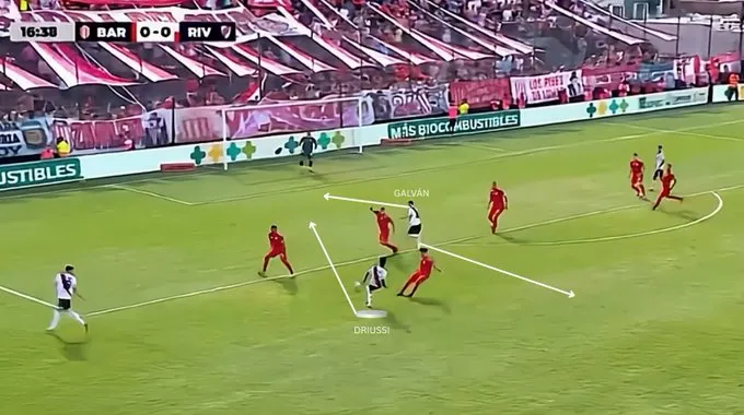 Galván ataca el espacio que deja Driussi.