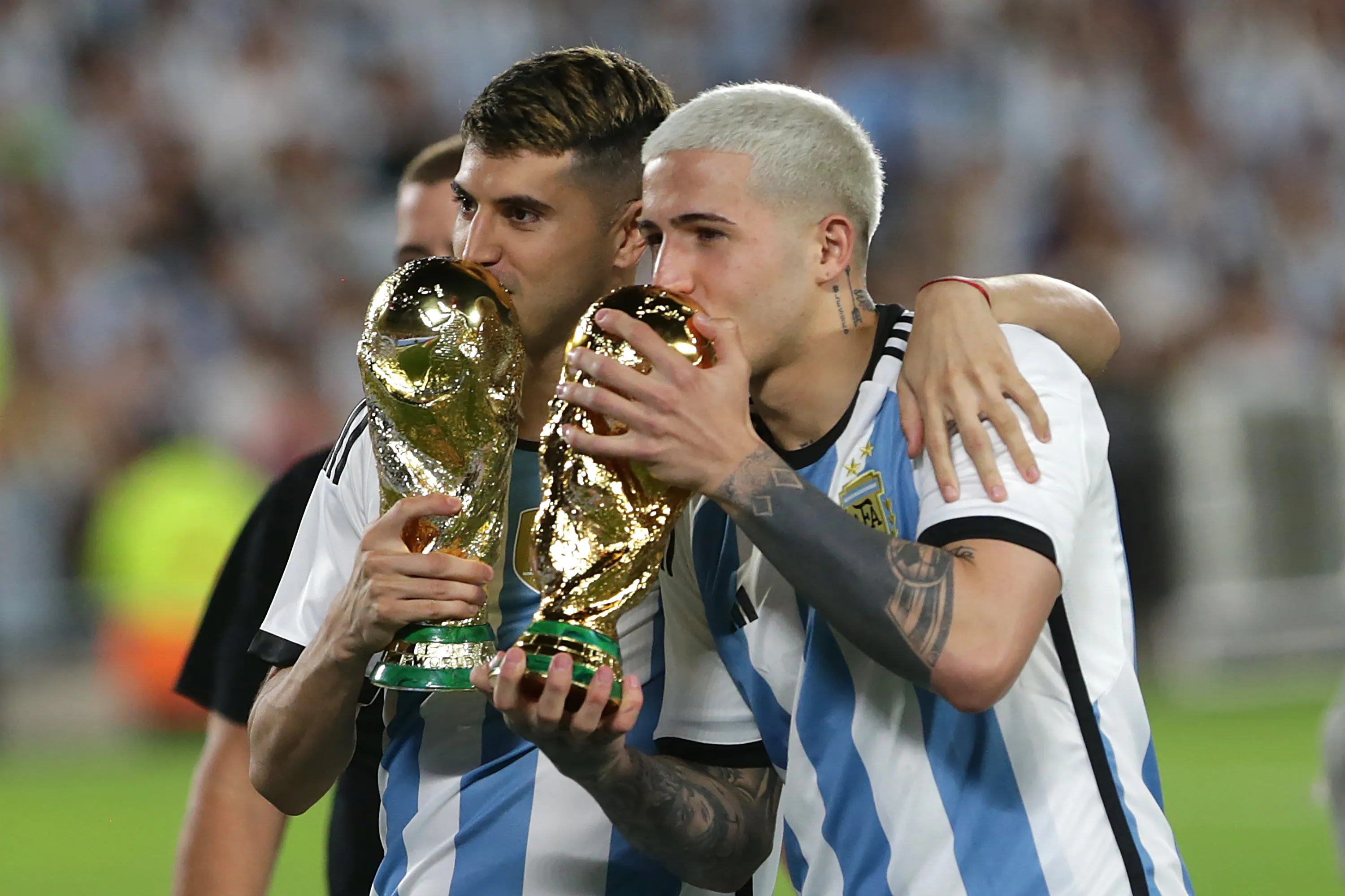 BUENOS AIRES, ARGENTINA – MARCH 23: Exequiel Palacios (L) and Enzo Fernandez (R) kiss the FIFA World Cup trophy during the celebrations after an international friendly match between Argentina and Panama at Estadio Más Monumental Antonio Vespucio Liberti on March 23, 2023 in Buenos Aires, Argentina. (Photo by Daniel Jayo/Getty Images)